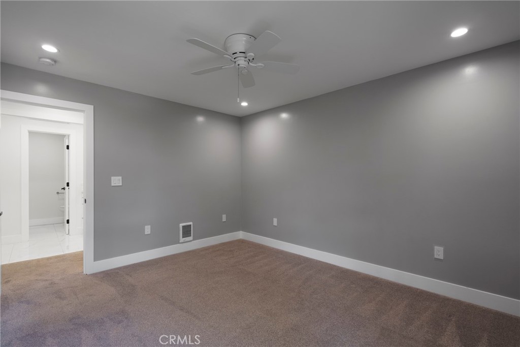 https://media.crmls.org/medias/b9b01fee-0853-4595-9fe2-e19625b433d9.jpg?preset=X-Large