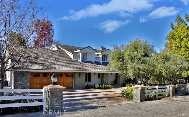 24944 JIM BRIDGER Road, Hidden Hills CA: https://media.crmls.org/medias/b9b13c66-7f04-4673-89c4-1e5e27dc3118.jpg