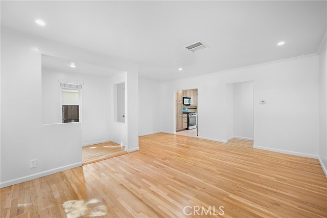 Detail Gallery Image 5 of 34 For 17429 Burbank Bld, Encino,  CA 91316 - 3 Beds | 2 Baths