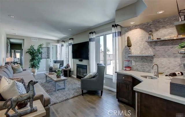 Detail Gallery Image 5 of 16 For 123 10th St, Huntington Beach,  CA 92648 - 3 Beds | 2/1 Baths