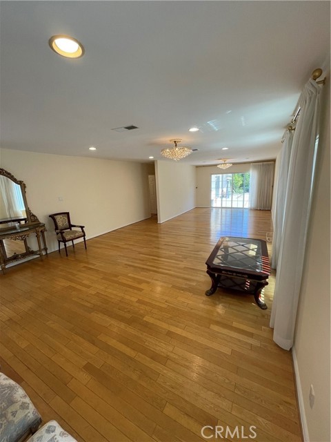 Detail Gallery Image 6 of 28 For 5118 Newcastle Ave, Encino,  CA 91316 - 3 Beds | 2 Baths