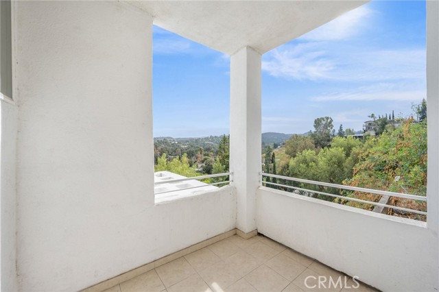 5220 Medina Road, Woodland Hills CA: https://media.crmls.org/medias/b9b45a3e-b0bf-478e-9e13-f9ee3745a50e.jpg