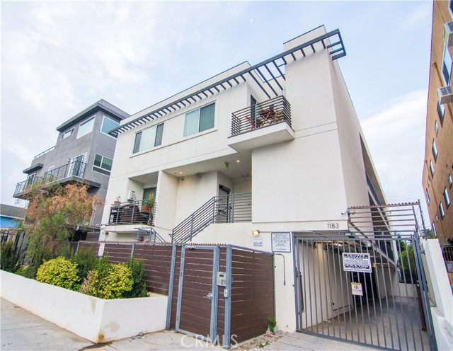 1183 Crenshaw Boulevard 102 Los Angeles, California Expect the best from one of the most revered builders in Los Angeles and Orange Counties. Space and elegance take on a whole new meaning in this stunning conceived and elegantly executed a Contemporary Modern home that exemplifies the best Architecture in the County. Approximately 2835 Sq.ft. in this highly sought after neighborhood, this 2 Bedroom 2 bathroom masterpiece features striking looks, high-end appliances, an entertainers delight. This home is nothing less than perfection and your desire awaits you at 1183 Crenshaw. Ask about our move in specials!