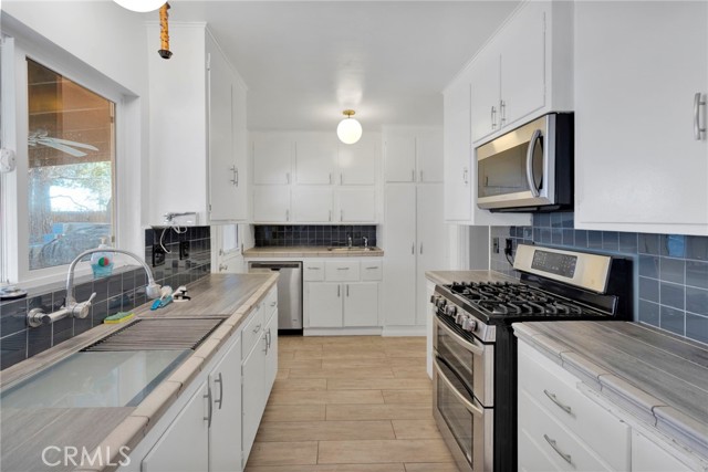 Detail Gallery Image 16 of 39 For 19385 Saint Timothy Ct, Apple Valley,  CA 92307 - 3 Beds | 2/1 Baths