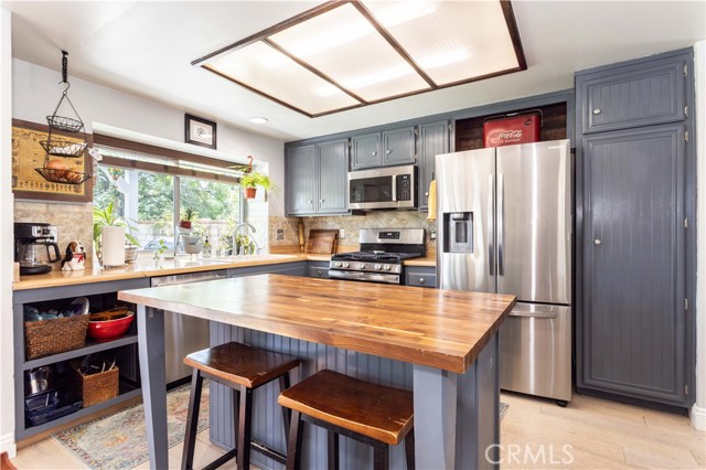 28138 Florence Lane, Canyon Country CA: https://media.crmls.org/medias/b9b64c58-e901-4109-b227-516f5bf07cc1.jpg