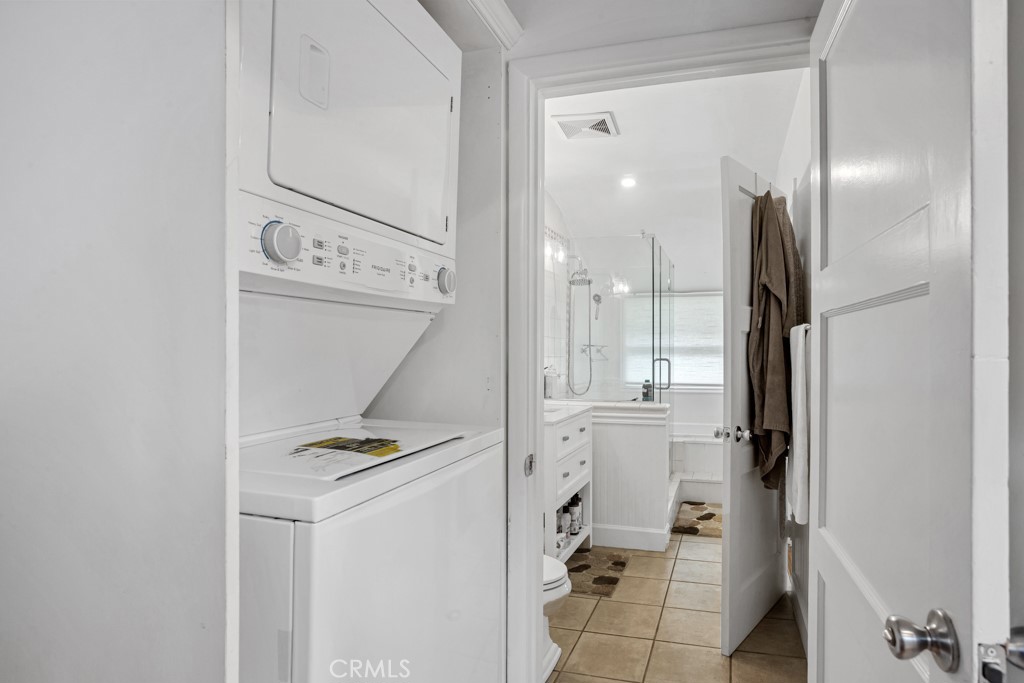 https://media.crmls.org/medias/b9b705d6-edc1-424d-a256-6cedb573e88d.jpg?preset=X-Large