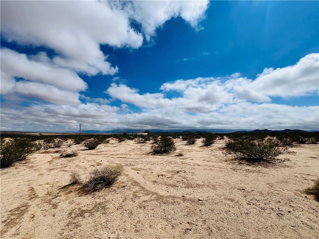 https://media.crmls.org/medias/b9b73f05-d652-4291-b80c-397487b13eed.jpg?preset=X-Large