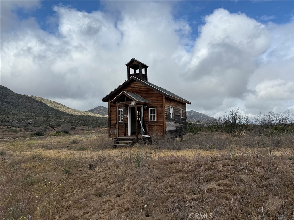 https://media.crmls.org/medias/b9b79587-1c05-46d3-9843-3365ab50b126.jpg?preset=X-Large