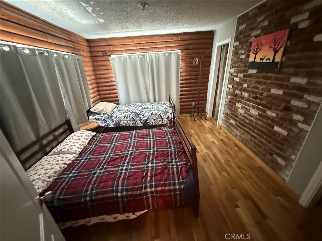 https://media.crmls.org/medias/b9b7e72c-994c-4c48-b596-552c2b7c6aa3.jpg?preset=X-Large
