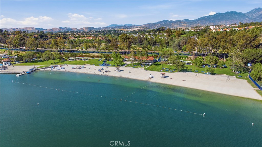 https://media.crmls.org/medias/b9b979ce-d4c9-403a-aa68-5c631093269f.jpg?preset=X-Large