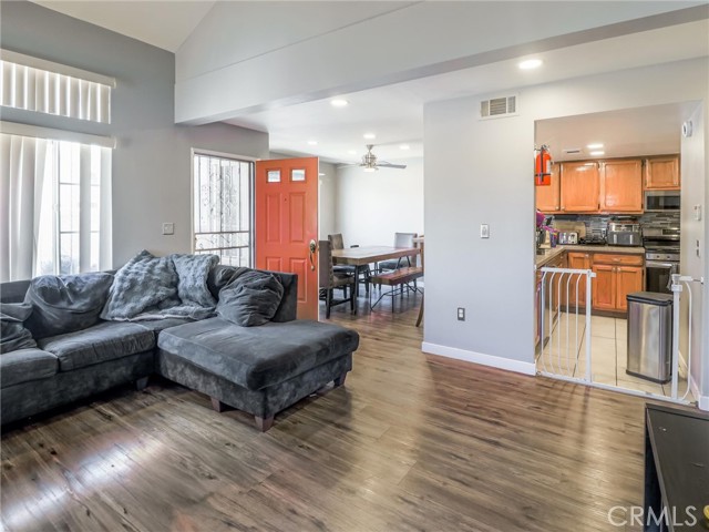 Detail Gallery Image 4 of 19 For 820 W Compton Bld #5,  Compton,  CA 90220 - 4 Beds | 2/1 Baths