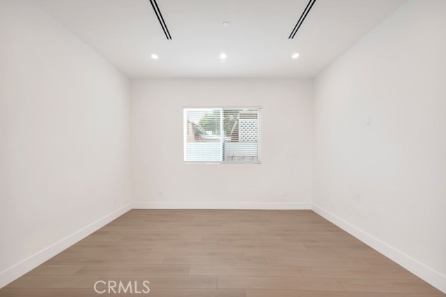Detail Gallery Image 5 of 22 For 16514 San Fernando Mission Blvd, Granada Hills,  CA 91344 - 3 Beds | 2/1 Baths