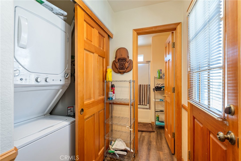 https://media.crmls.org/medias/b9bc637e-768c-4a0c-a18a-9debd3ebe149.jpg?preset=X-Large