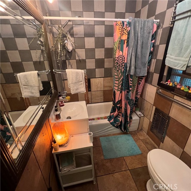 Detail Gallery Image 7 of 13 For 2949 S Harcourt, Los Angeles,  CA 90016 - – Beds | – Baths