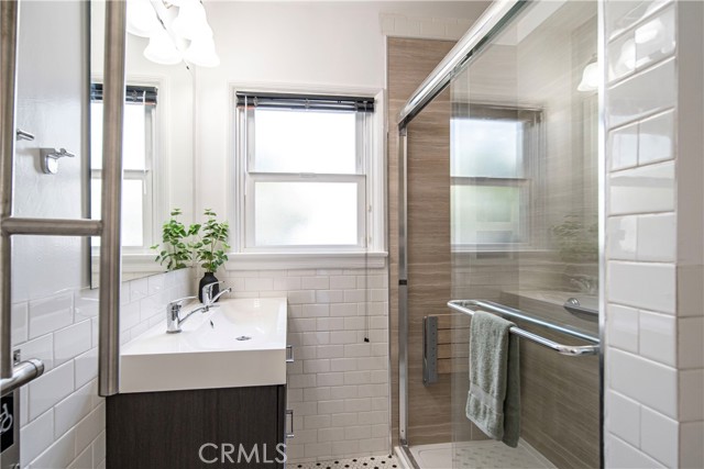 2325 Golden Avenue, Long Beach CA: https://media.crmls.org/medias/b9be54f8-036e-46b9-9099-661f77c7e2f2.jpg