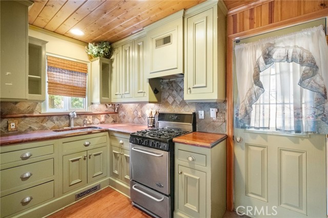 Detail Gallery Image 10 of 28 For 746 W Victoria Ct, Lake Arrowhead,  CA 92352 - 2 Beds | 2 Baths