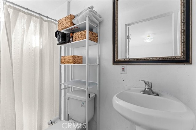 Detail Gallery Image 27 of 37 For 6902 Quakertown Ave, Winnetka,  CA 91306 - 5 Beds | 3 Baths