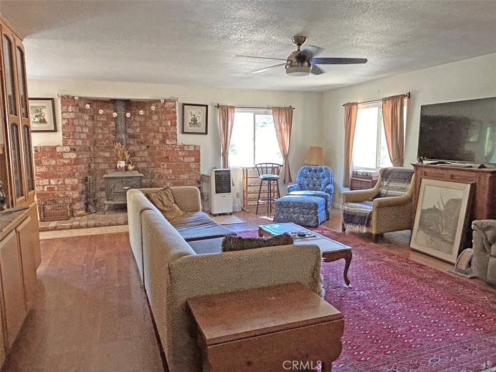 https://media.crmls.org/medias/b9c1460a-baab-4dc5-b16d-5d768e22dfd9.jpg?preset=X-Large