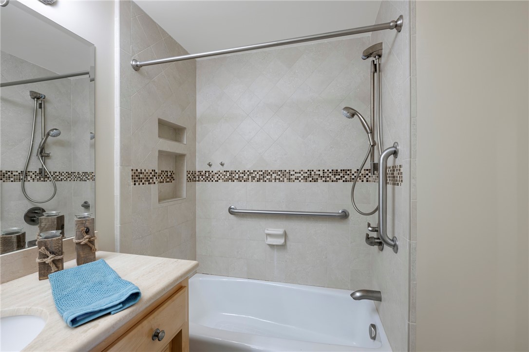 Detail Gallery Image 16 of 36 For 2500 E 2nd St #302,  Long Beach,  CA 90803 - 2 Beds | 2 Baths