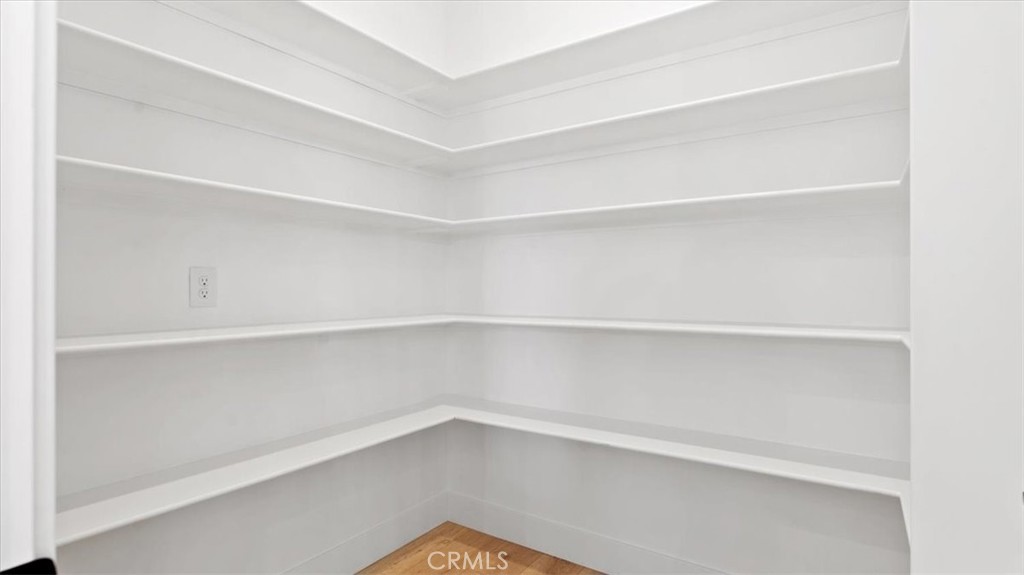 https://media.crmls.org/medias/b9c2e240-b3be-46f9-83c3-0529ae4d8f0a.jpg?preset=X-Large