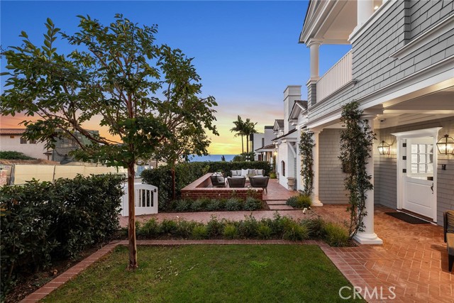 215 Marigold Avenue, Corona del Mar CA: https://media.crmls.org/medias/b9c319eb-e09f-4ba0-8622-aa019e9f845c.jpg