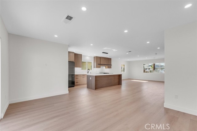 11240 Lull Street, Sun Valley CA: https://media.crmls.org/medias/b9c4a3dd-56cb-4d38-919c-c518fafbf00b.jpg