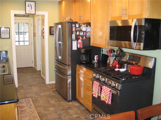 Detail Gallery Image 7 of 27 For 11408 214th, Lakewood,  CA 90715 - 3 Beds | 1/1 Baths