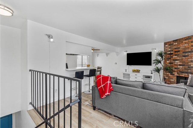 Detail Gallery Image 6 of 37 For 221 27th St, Manhattan Beach,  CA 90266 - 2 Beds | 2 Baths