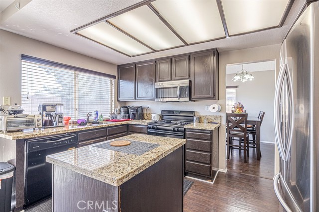 Detail Gallery Image 16 of 39 For 3336 E Avenue Q10, Palmdale,  CA 93550 - 4 Beds | 3 Baths