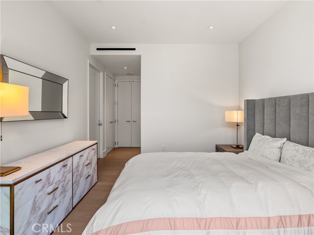 211 W Elm Court, Los Angeles CA: https://media.crmls.org/medias/b9c81c33-c22f-4161-a6c8-852027b1ea00.jpg