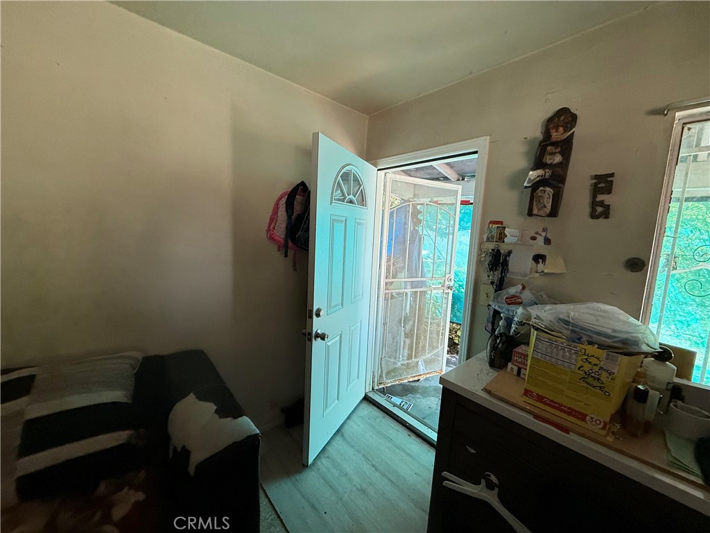https://media.crmls.org/medias/b9ccf2e8-4955-421c-bf0c-494c8899a808.jpg?preset=X-Large
