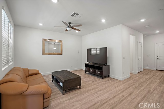 7118 Vernazza, Eastvale CA: https://media.crmls.org/medias/b9cd031f-de1c-4316-a8ed-ac9a25f7c5da.jpg