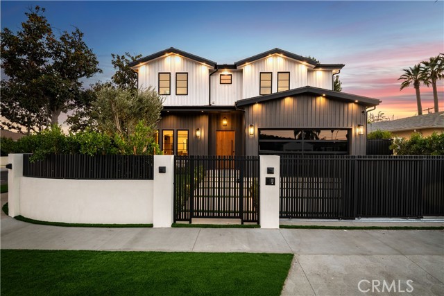 Detail Gallery Image 1 of 39 For 13602 Morrison St, Sherman Oaks,  CA 91423 - 6 Beds | 6/1 Baths