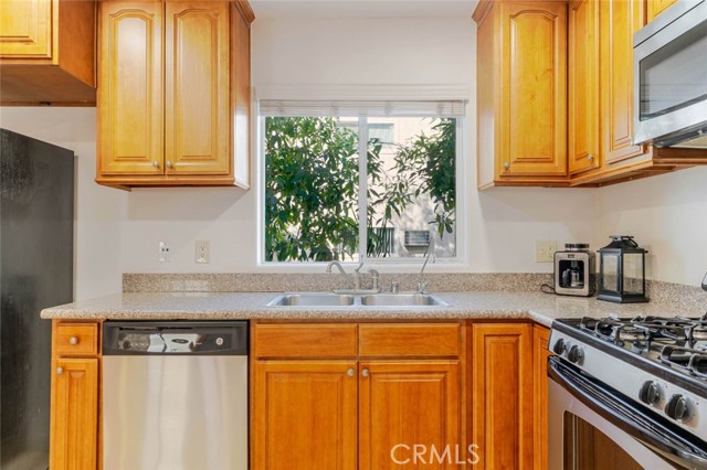 Detail Gallery Image 9 of 26 For 15053 Victory Bld #5,  Van Nuys,  CA 91411 - 2 Beds | 3 Baths