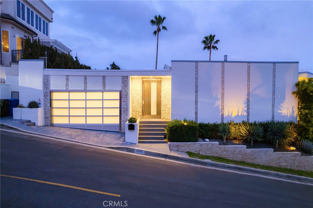 2200 Hercules Drive, Los Angeles, CA 90046