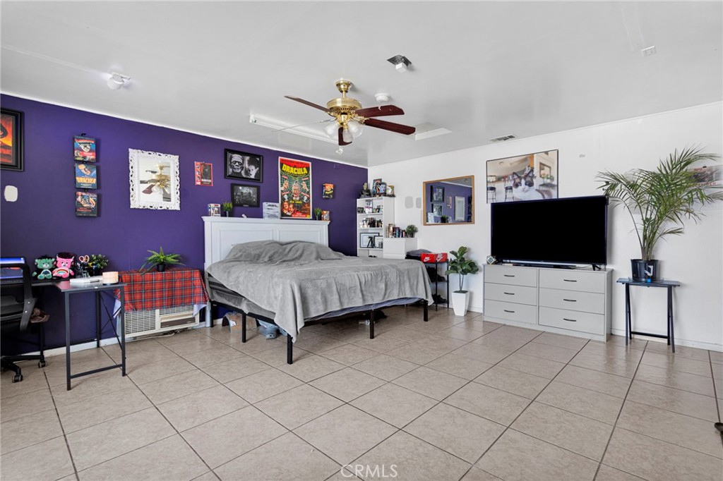 https://media.crmls.org/medias/b9d14944-cb11-4e7b-9c0e-e510aa8530c5.jpg?preset=X-Large