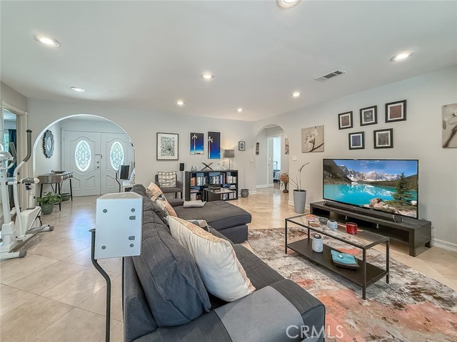 24017 Sylvan Street, Woodland Hills CA: https://media.crmls.org/medias/b9d240d8-0e5d-46f6-931b-72929346f3b4.jpg