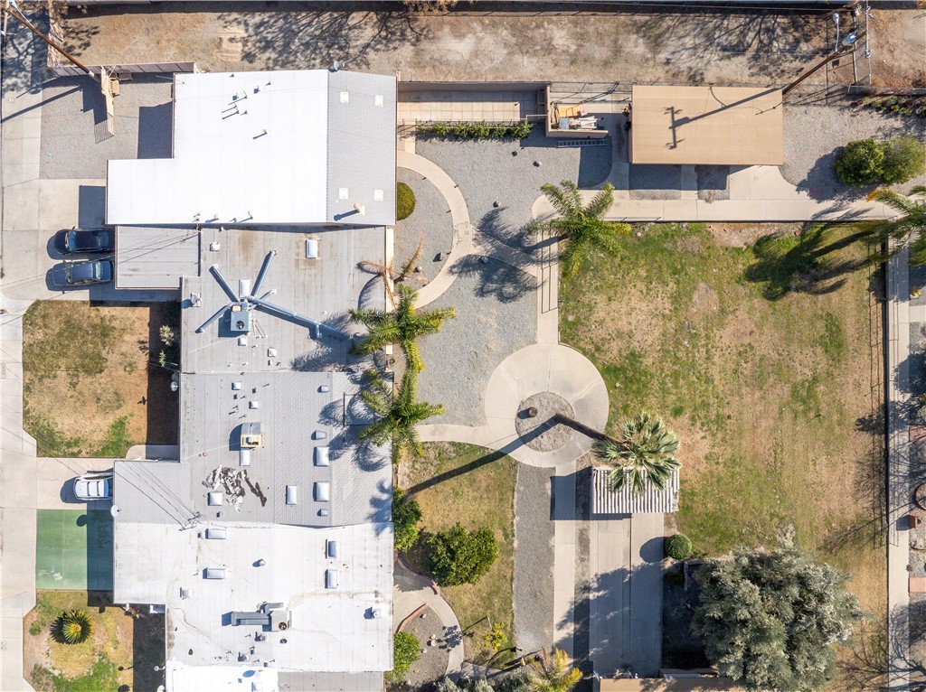 https://media.crmls.org/medias/b9d2c049-8a0c-407c-9dbb-45d78ce927e5.jpg?preset=X-Large