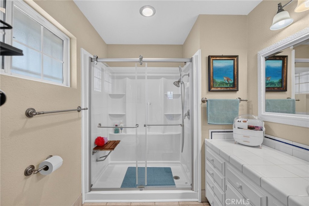 https://media.crmls.org/medias/b9d2d2d7-521a-418f-953e-7eedbf3db20c.jpg?preset=X-Large