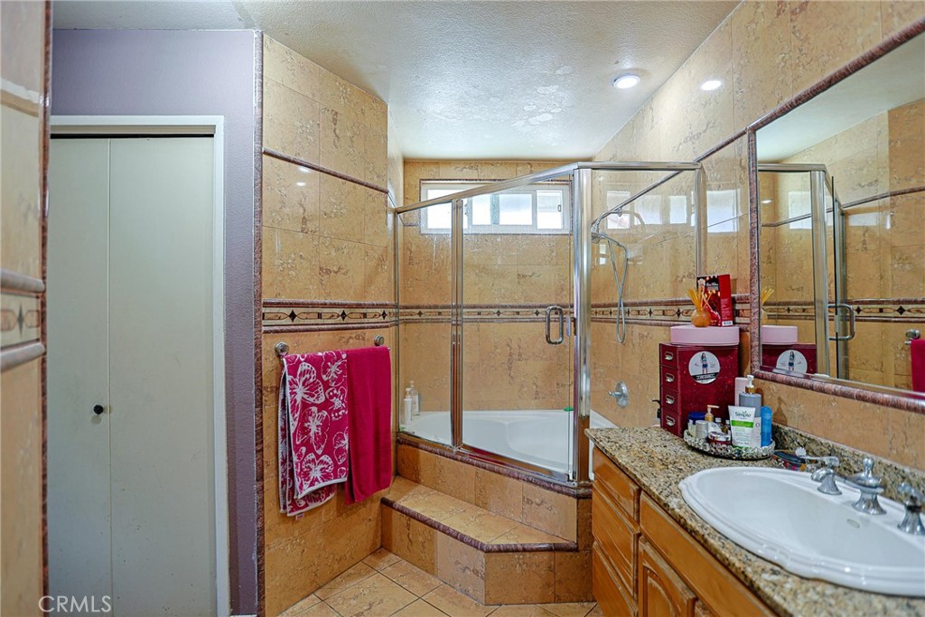 https://media.crmls.org/medias/b9d558dd-31ec-427e-b704-ebb65be28847.jpg?preset=X-Large