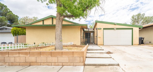 Detail Gallery Image 2 of 48 For 14215 Canterbury Dr, Victorville,  CA 92395 - 3 Beds | 2 Baths