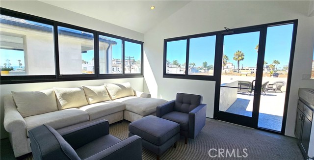 Detail Gallery Image 21 of 24 For 237 1st St, Huntington Beach,  CA 92648 - 4 Beds | 3/2 Baths