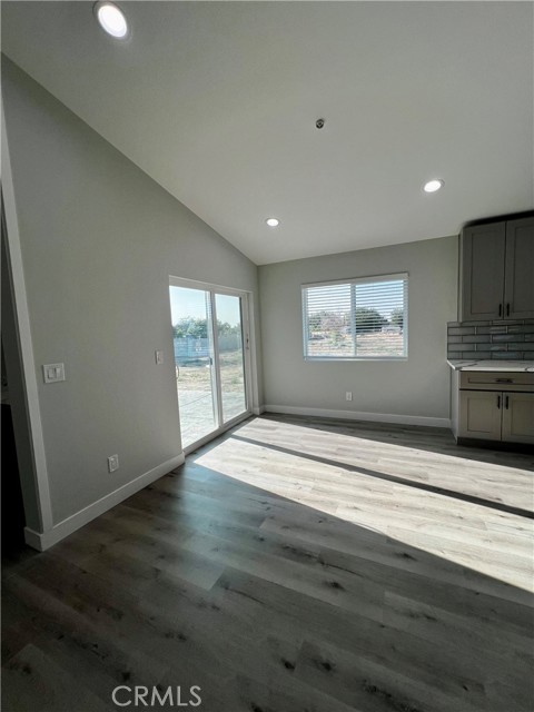 10165 E Avenue S10, Littlerock CA: https://media.crmls.org/medias/b9d8b25a-e4b9-4ece-982d-13dc8f6f288f.jpg