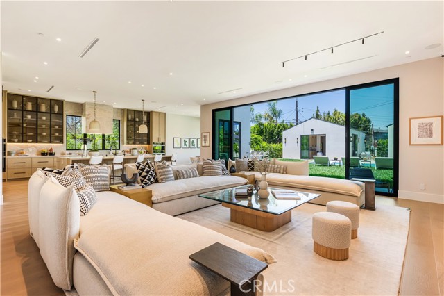 Detail Gallery Image 12 of 37 For 16711 Moorpark St, Encino,  CA 91436 - 6 Beds | 6/1 Baths