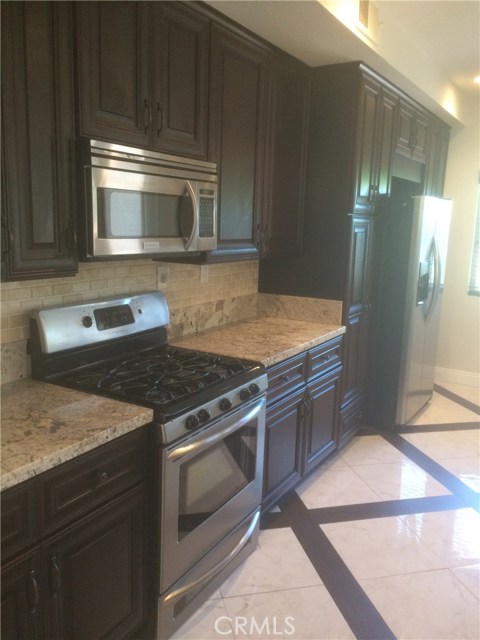 Detail Gallery Image 8 of 28 For 2091 Lake Shore Dr #B,  Chino Hills,  CA 91709 - 3 Beds | 2/1 Baths