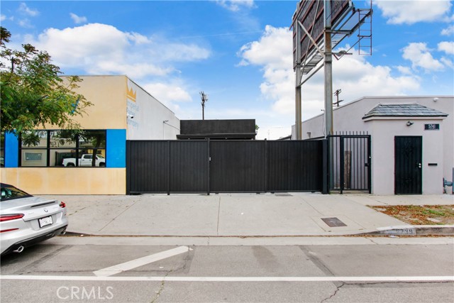 5739 Cahuenga Boulevard photo 1