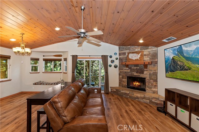 Detail Gallery Image 1 of 32 For 676 Lake Dr, Lake Arrowhead,  CA 92352 - 2 Beds | 2/1 Baths