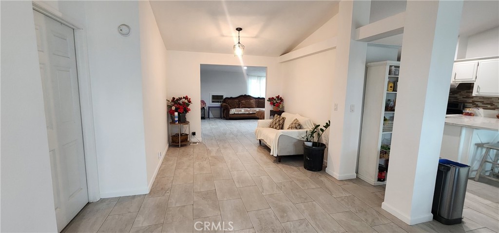 https://media.crmls.org/medias/b9e34777-fc5f-4a76-900a-b8cdd5f52b56.jpg?preset=X-Large