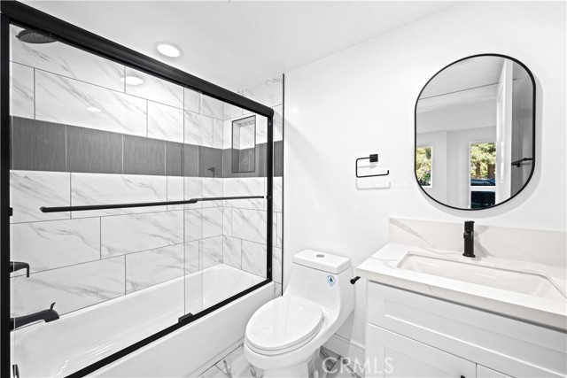 Detail Gallery Image 9 of 28 For 6700 Kester Ave, Van Nuys,  CA 91405 - 4 Beds | 4 Baths