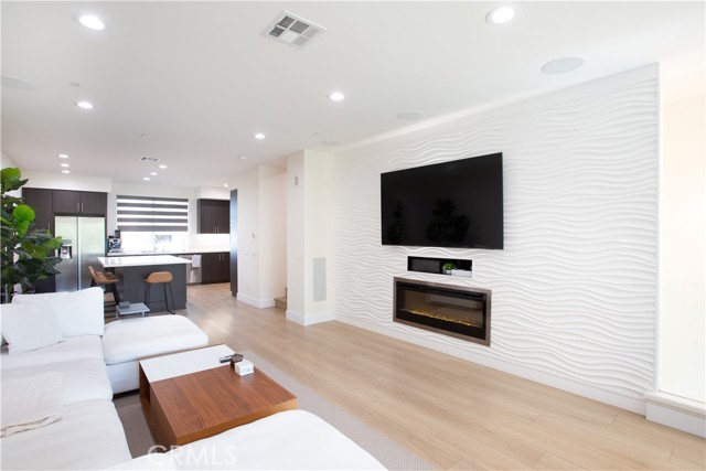 53 Gramercy, Irvine CA: https://media.crmls.org/medias/b9e8d882-39fd-4c6d-a4d7-43527f657577.jpg